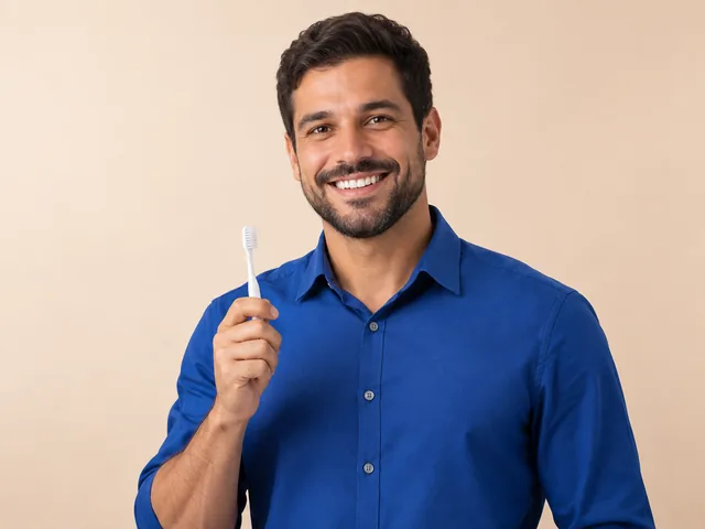 Imagem ilustrativa: homem sorrindo segurando uma escova de dente